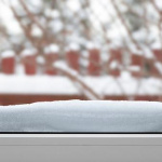 Чистка снега на оконных отливах и козырьках балконов