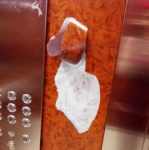 Повреждение лифтовых кабин.
